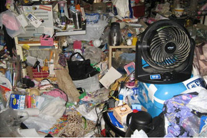ゴミに埋もれた部屋